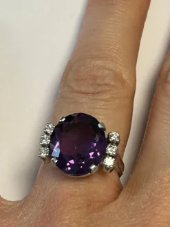 Bague en or blanc ornée d'une importante Améthyste