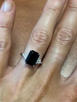 Bague en or blanc ornée d'un saphir épaulé de diamants