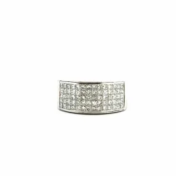 Bague en or blanc pavage de diamants princesses