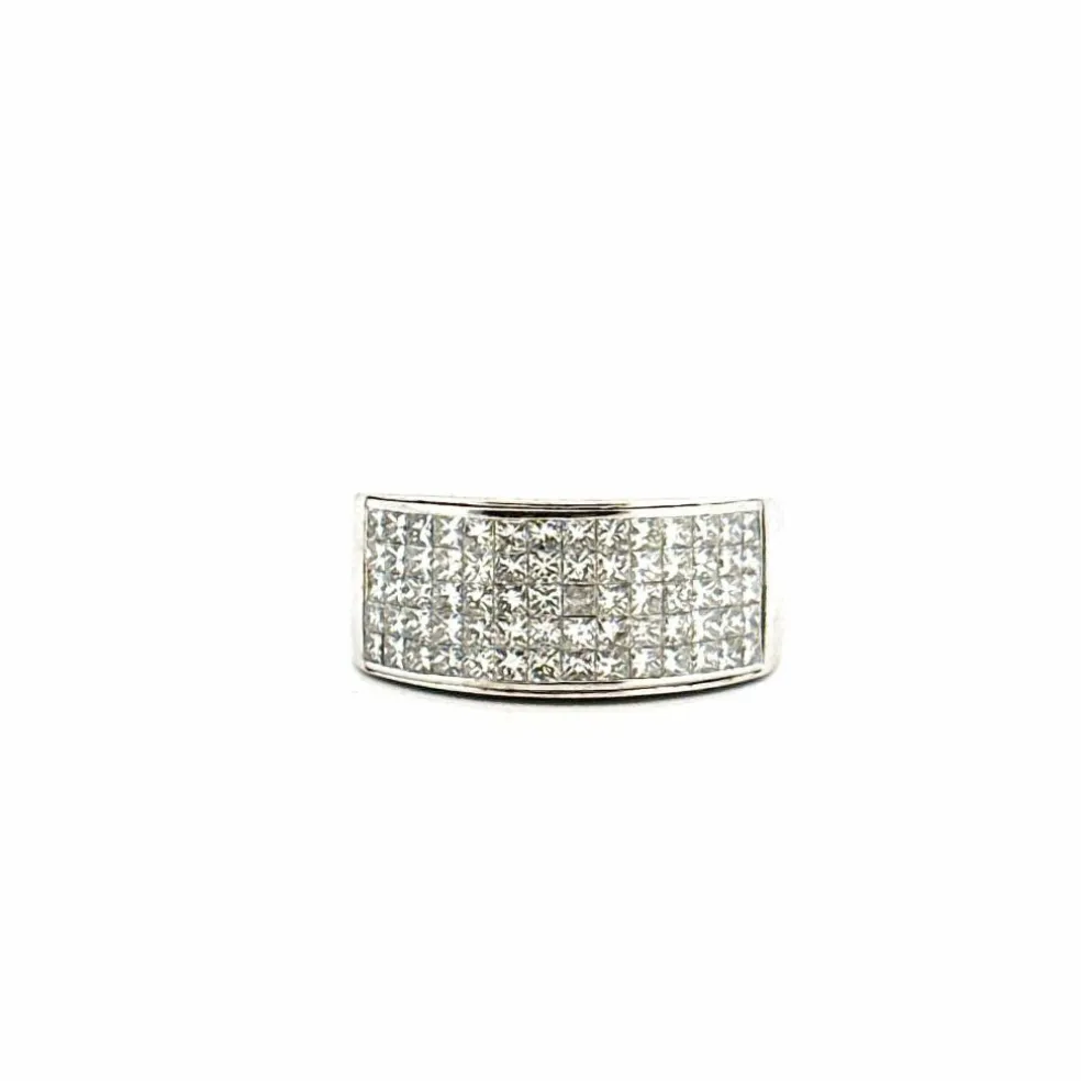 Bague en or blanc pavage de diamants princesses