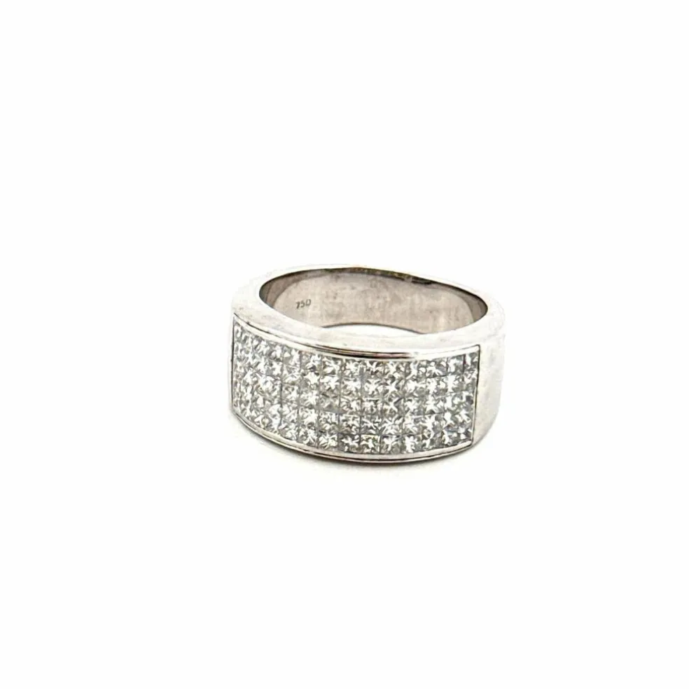Bague en or blanc pavage de diamants princesses