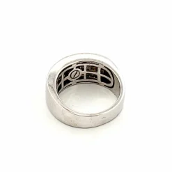 Bague en or blanc pavage de diamants princesses