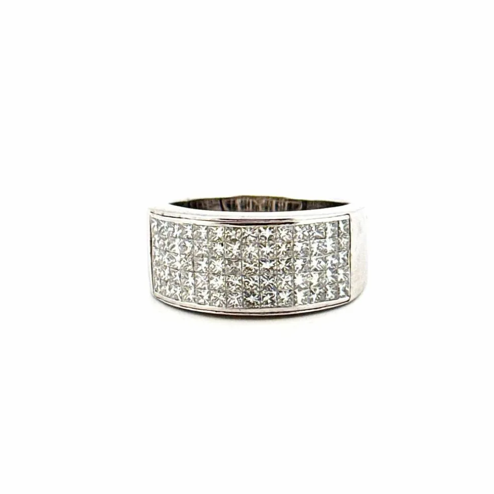 Bague en or blanc pavage de diamants princesses