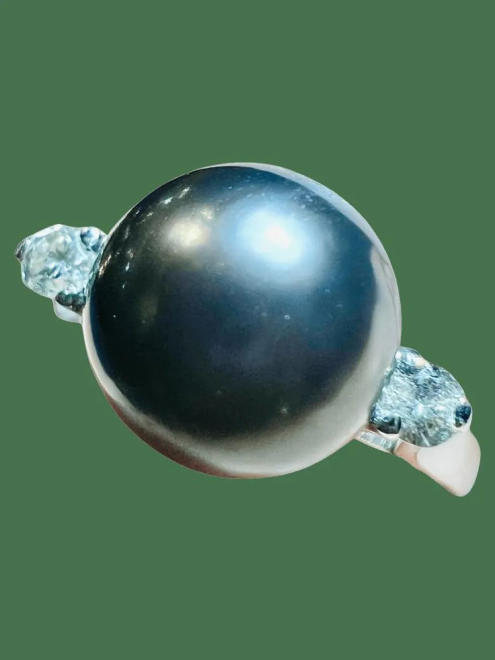 Bague en or blanc, perle de culture grise entourée de 2 diamants