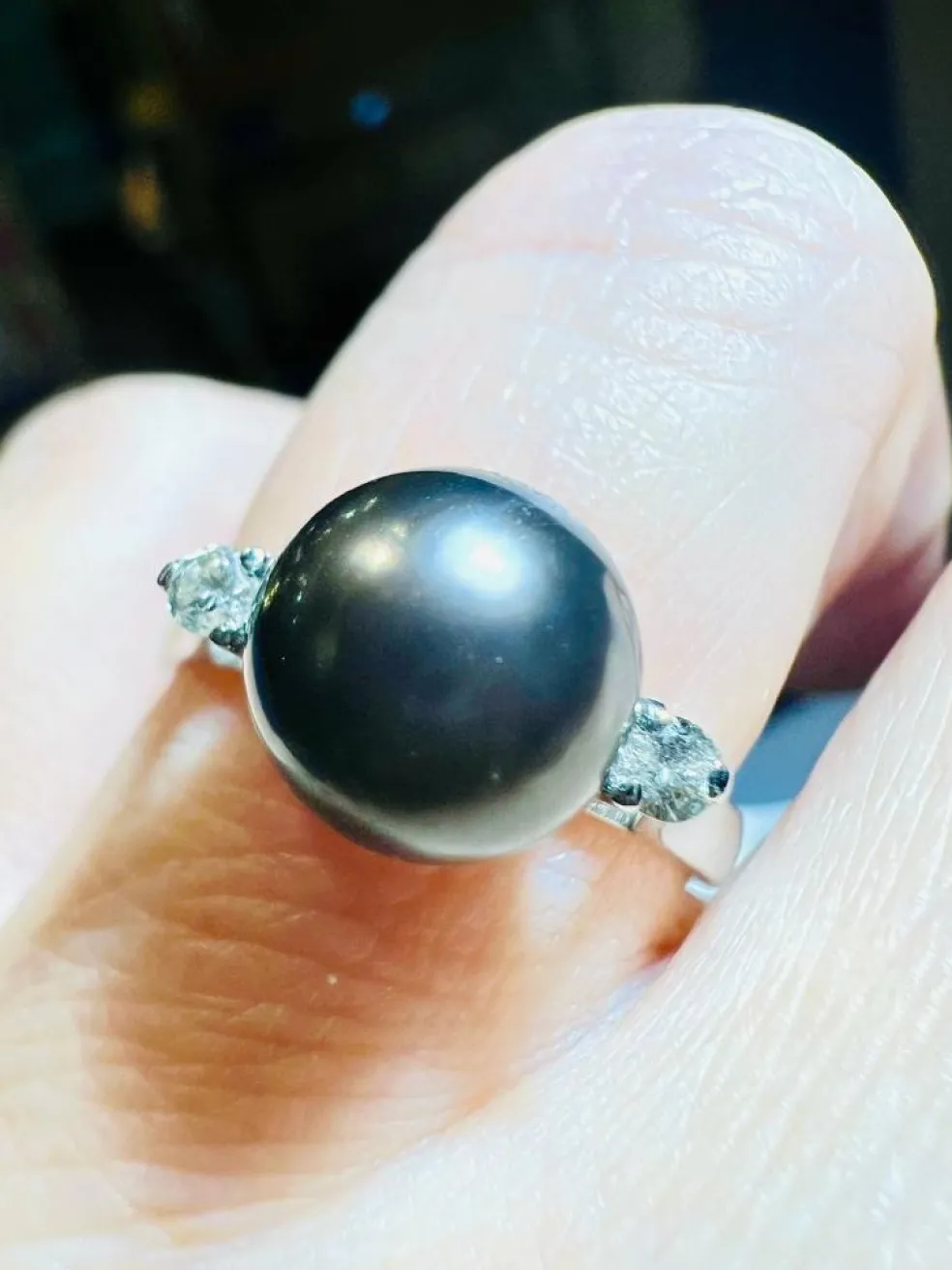 Bague en or blanc, perle de culture grise entourée de 2 diamants