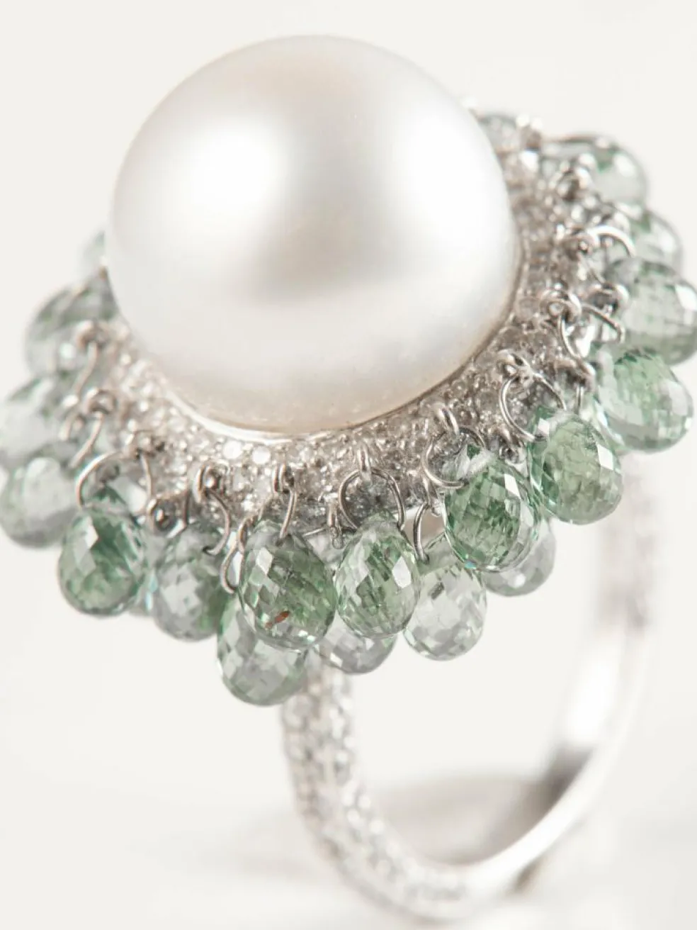 Bague en or blanc, perle, diamants, et tourmalines vertes