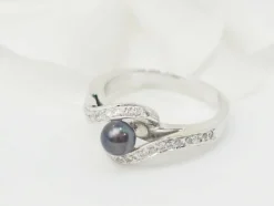 Bague en or blanc, perle de Tahiti et diamants
