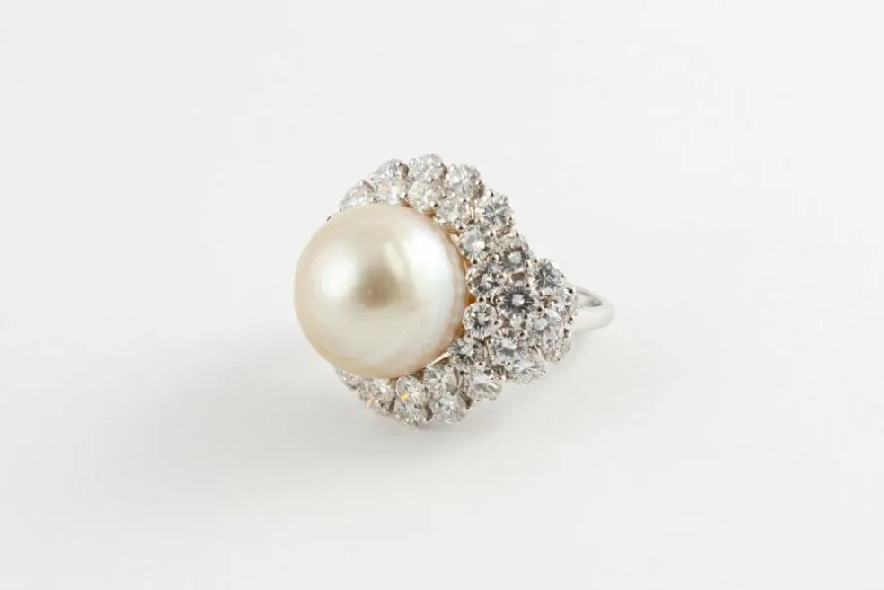Bague en or blanc, perle de culture à noyau eau de mer et diamants