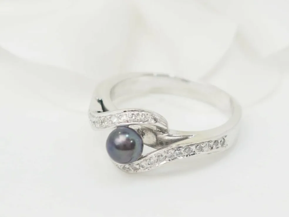 Bague en or blanc, perle de Tahiti et diamants