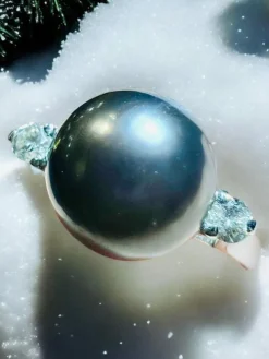 Bague en or blanc, perle de culture grise entourée de 2 diamants