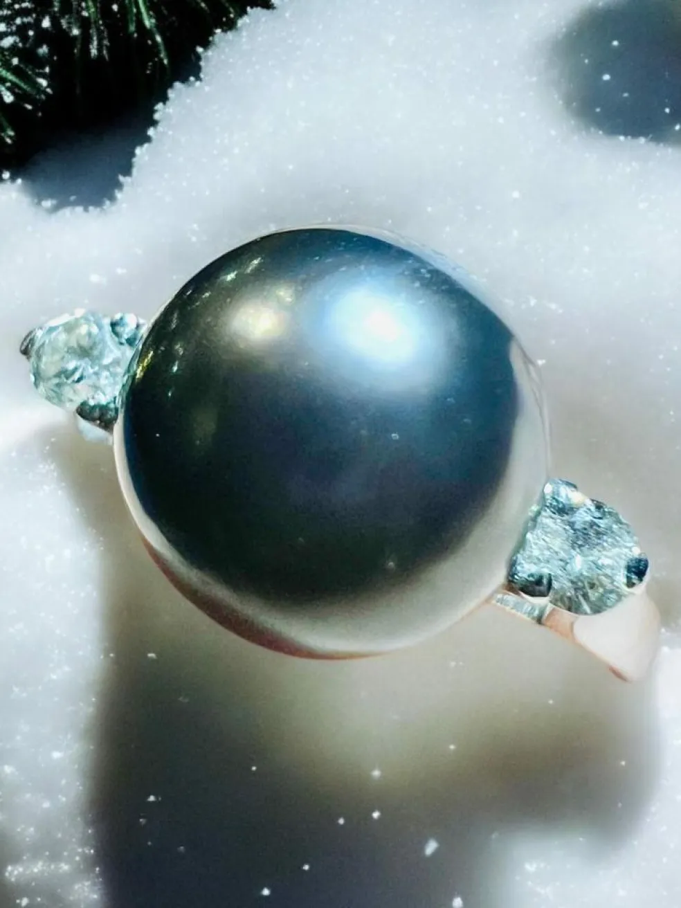 Bague en or blanc, perle de culture grise entourée de 2 diamants