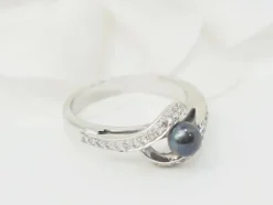 Bague en or blanc, perle de Tahiti et diamants