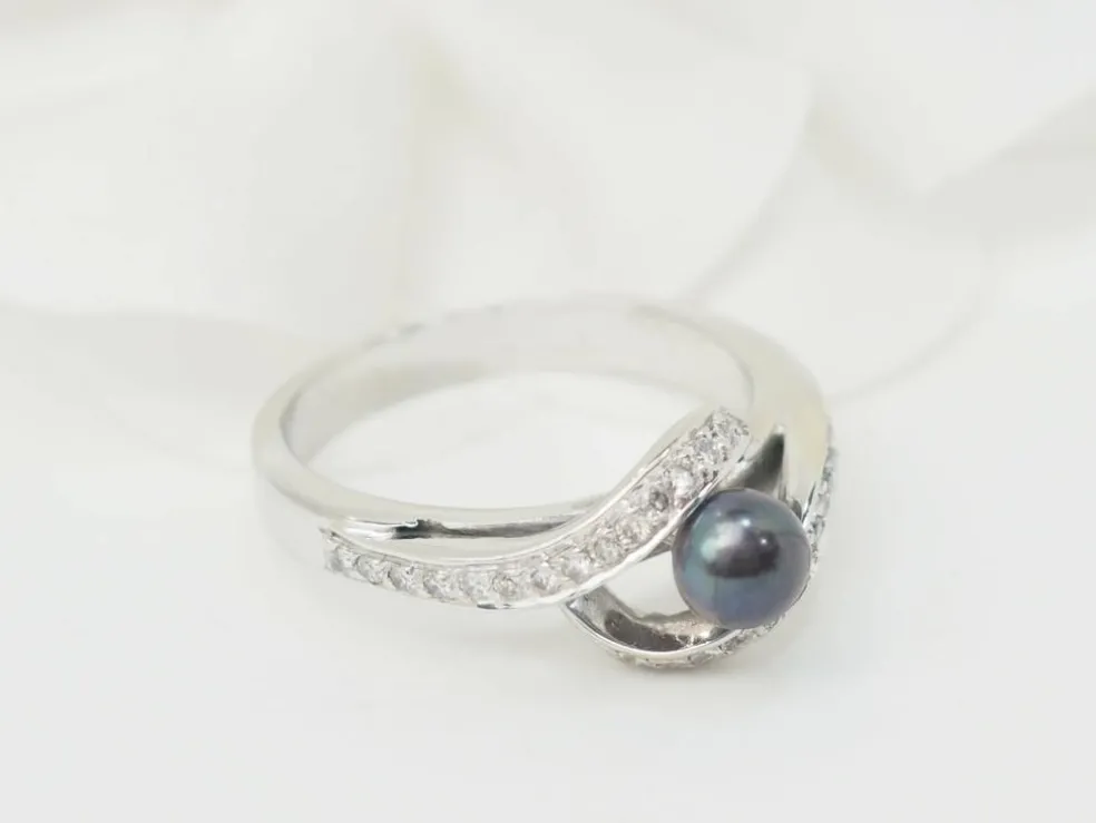 Bague en or blanc, perle de Tahiti et diamants