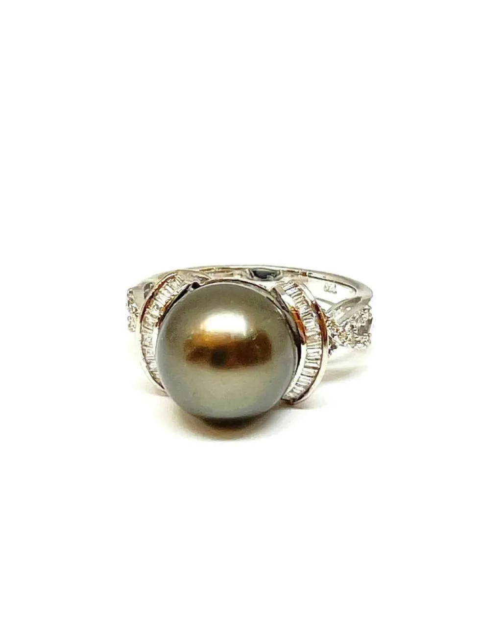 Bague en or blanc, perle de Tahiti et diamants