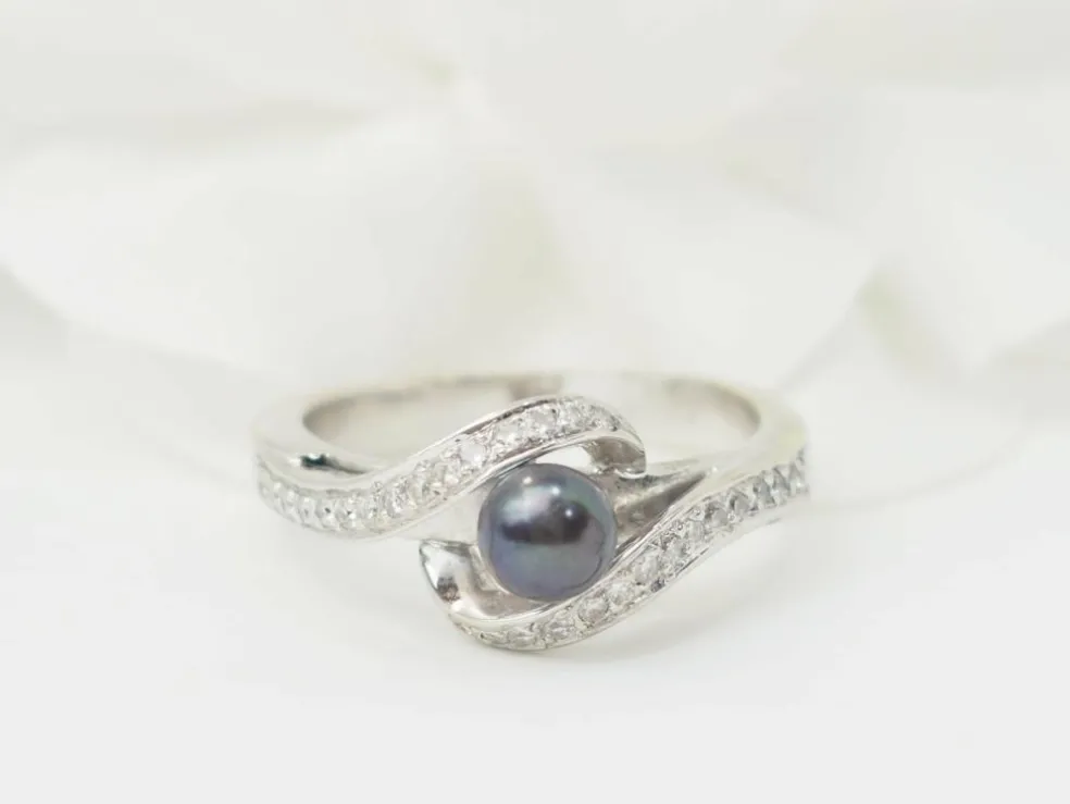 Bague en or blanc, perle de Tahiti et diamants