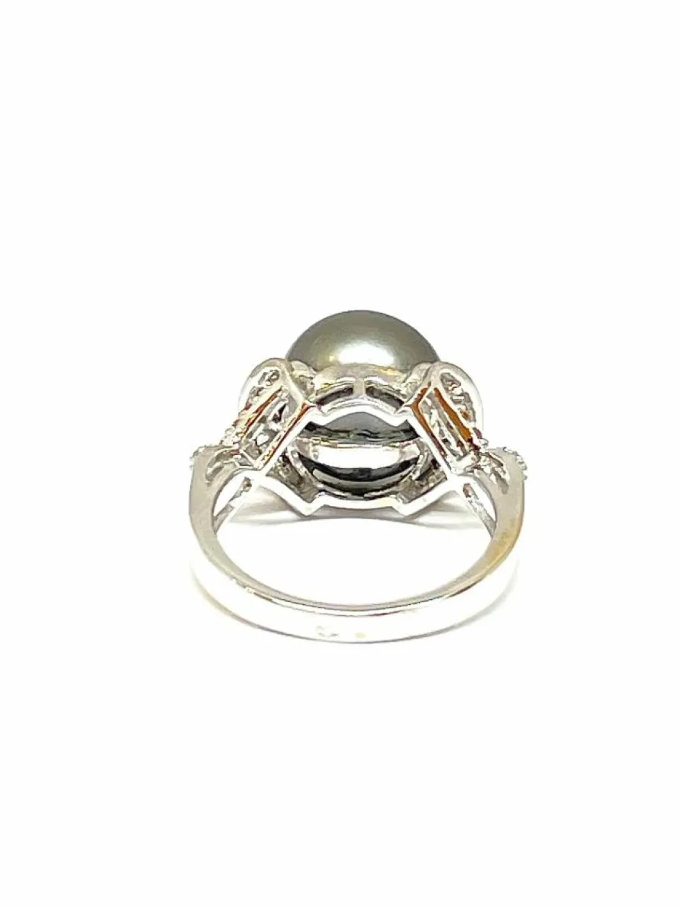 Bague en or blanc, perle de Tahiti et diamants