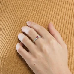 Bague en or blanc, rubis et diamants