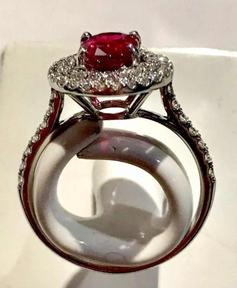 Bague en or blanc, rubis 1,28 Birman et diamants