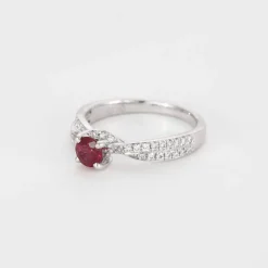 Bague en or blanc, rubis et diamants