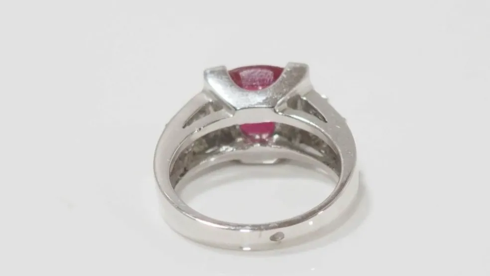 Bague en Or Blanc Rubis & Diamants