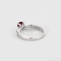 Bague en or blanc, rubis et diamants