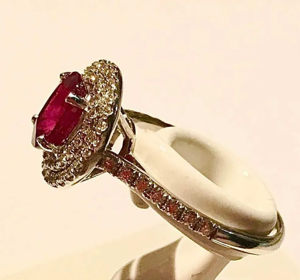 Bague en or blanc, rubis 1,28 Birman et diamants