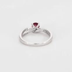 Bague en or blanc, rubis et diamants