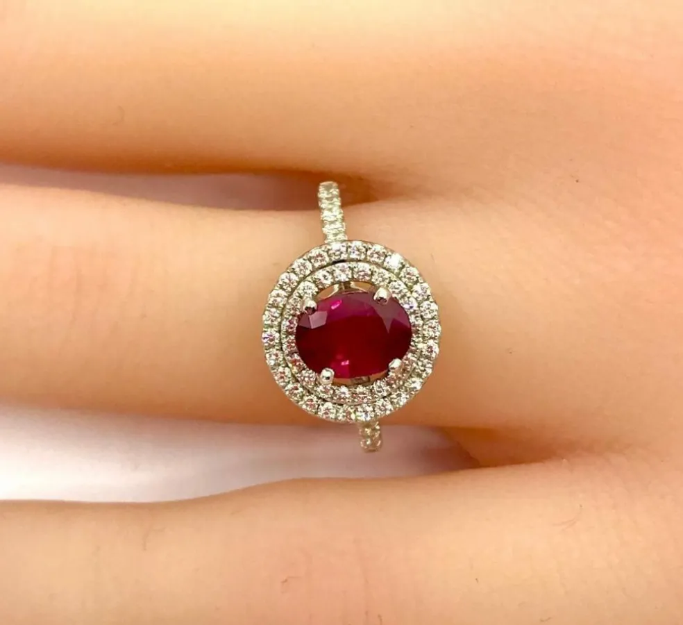 Bague en or blanc, rubis 1,28 Birman et diamants