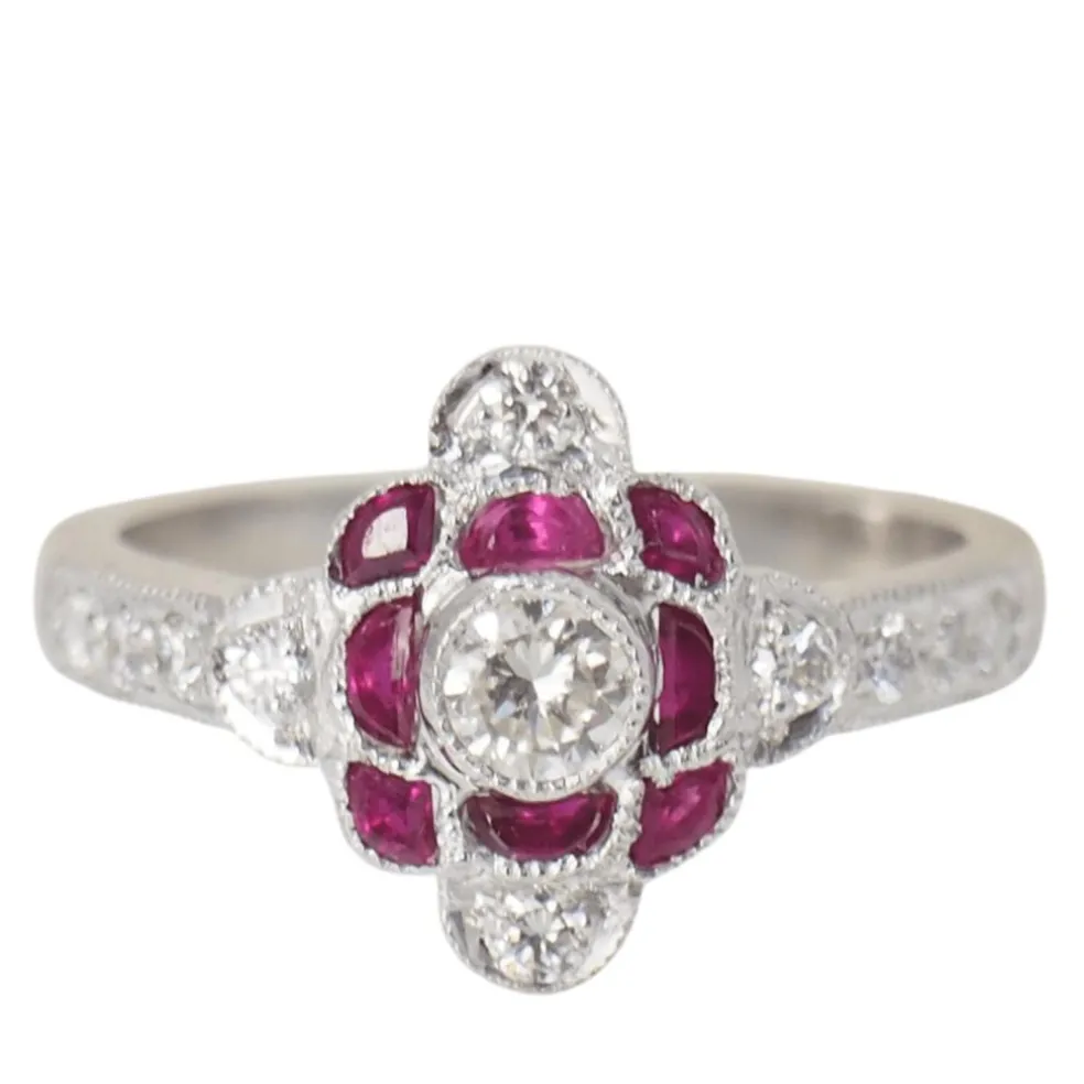 Bague en or blanc, rubis et diamants