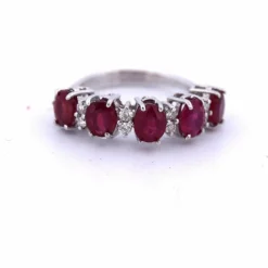Bague en or blanc, rubis et diamants