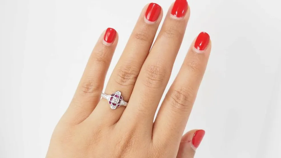 Bague en or blanc, rubis et diamants
