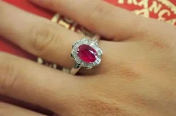 Bague en Or blanc, rubis et de diamants