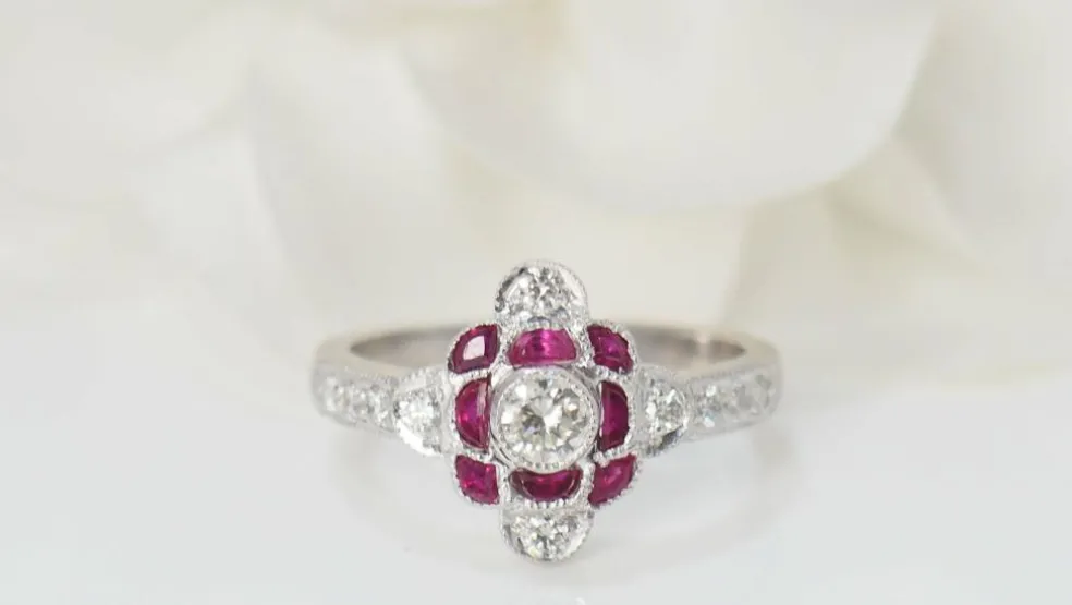 Bague en or blanc, rubis et diamants