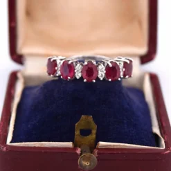 Bague en or blanc, rubis et diamants