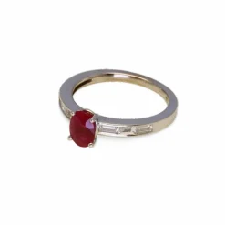 Bague en or blanc rubis et diamants.