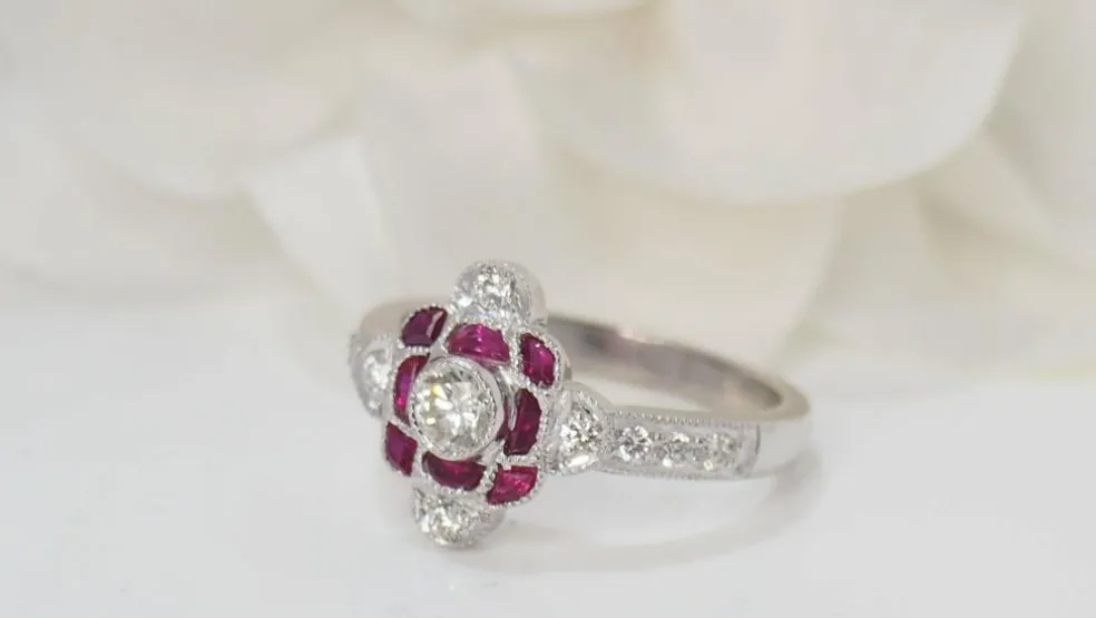 Bague en or blanc, rubis et diamants