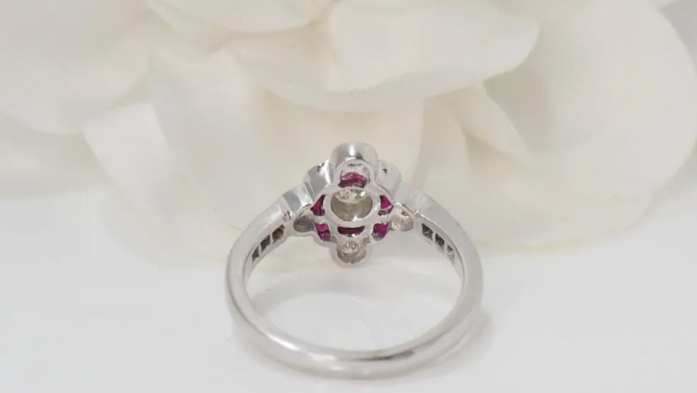 Bague en or blanc, rubis et diamants