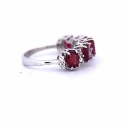 Bague en or blanc, rubis et diamants