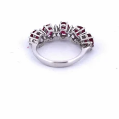 Bague en or blanc, rubis et diamants