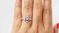 Bague en or blanc, rubis et diamants