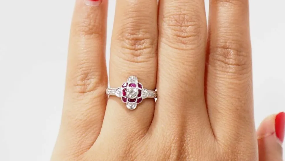 Bague en or blanc, rubis et diamants