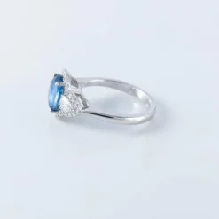 Bague en or blanc, saphir