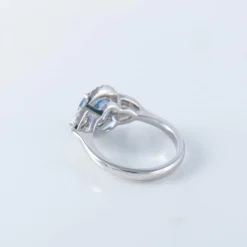 Bague en or blanc, saphir