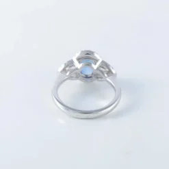 Bague en or blanc, saphir