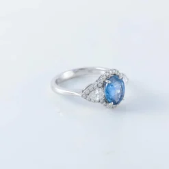 Bague en or blanc, saphir