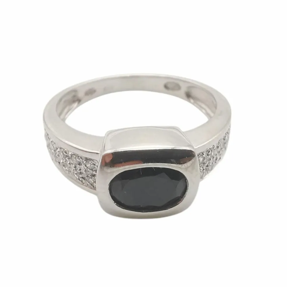 Bague en or blanc saphir et diamants