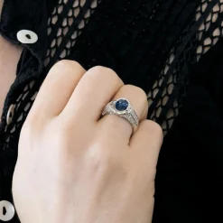 Bague en or blanc, saphir et diamants