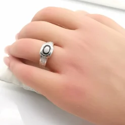 Bague en or blanc saphir et diamants