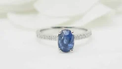 Bague en or blanc, saphir ovale et diamants