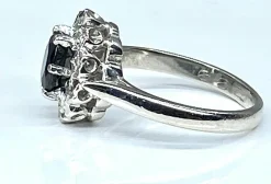 Bague en or blanc saphir et 10 diamants